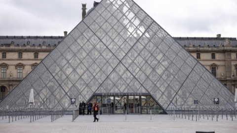 Louvre'dan Avrupalı olmayan ziyaretçilerin girişine yüzde 45 zam