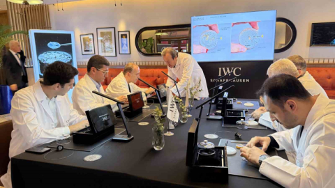 Milyonluk İsviçre saatlerini parçalayıp topladılar