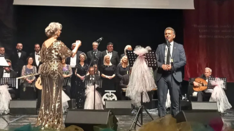 Konserde Belediye Başkanı parmak ısırttı