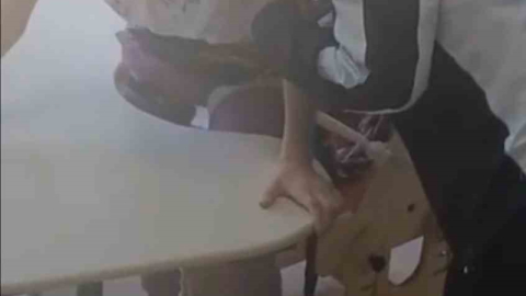 Otizmli öğrenciler ders boyunca bağlı tutulmuş