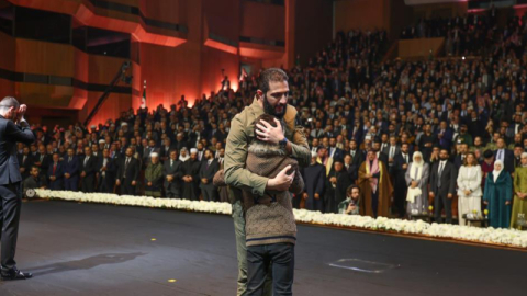Halep saldırısının sembolü Ümran bebek, Esad’ın kaçtığı Sarayda konuştu