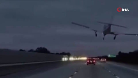 ABD'de uçak, seyir halindeki araca çarptı