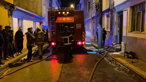 Binanın çatısında çıkan yangın korkuttu