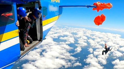 Avustralya’da paraşütçü 4 bin 600 metrede uçağa takılı kaldı