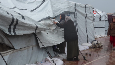 Gazze’de yerinden edilen Filistinlilerin çadırlarını su bastı