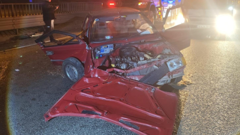 İnegöl’de kontrolden çıkan otomobil bariyerlere çarptı