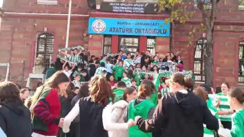 Öğrenciler Bursaspor kıyafetleriyle okula geldi
