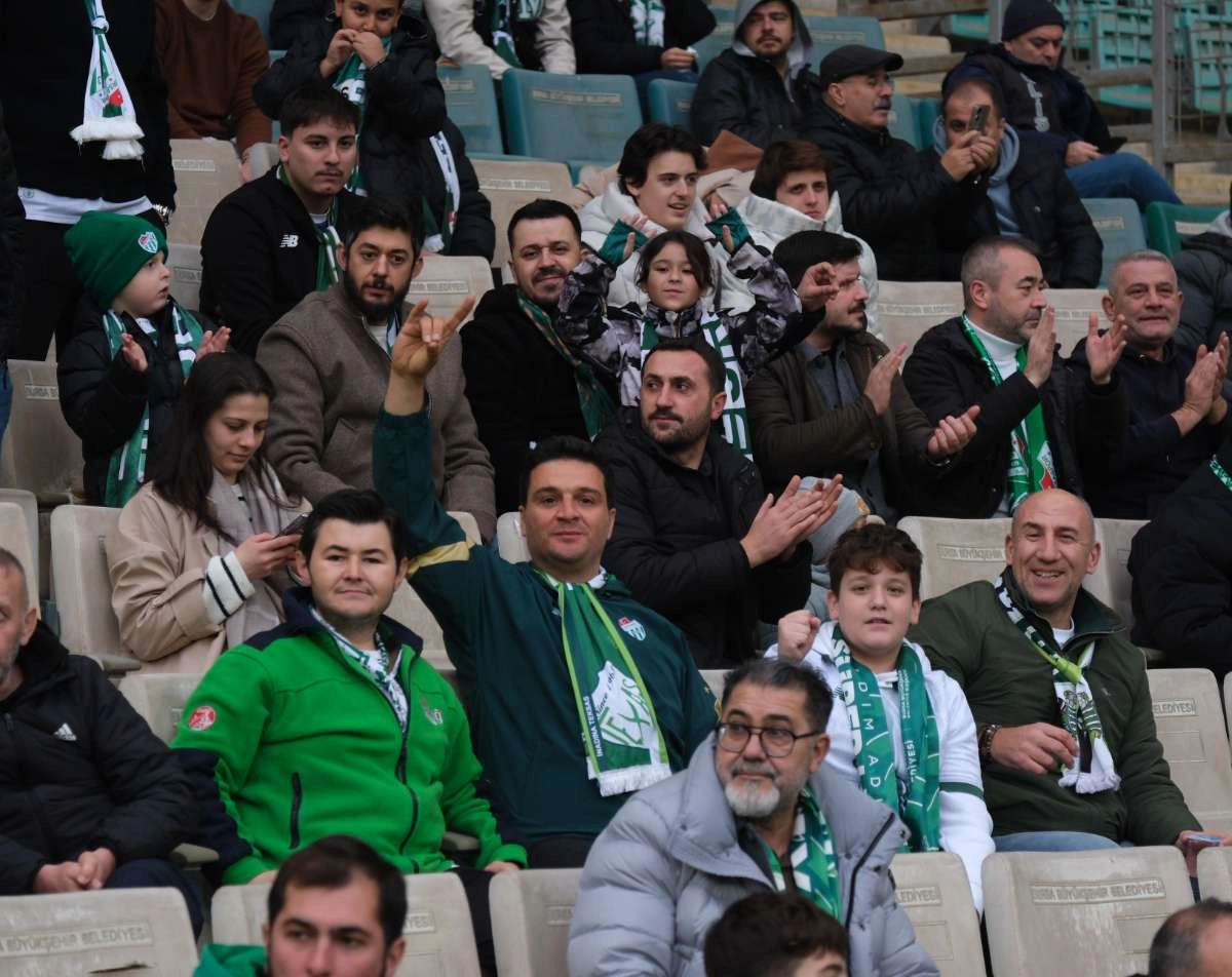(FOTO GALERİ)Bursaspor-Aliağa FK maçından taraftar fotoğrafları