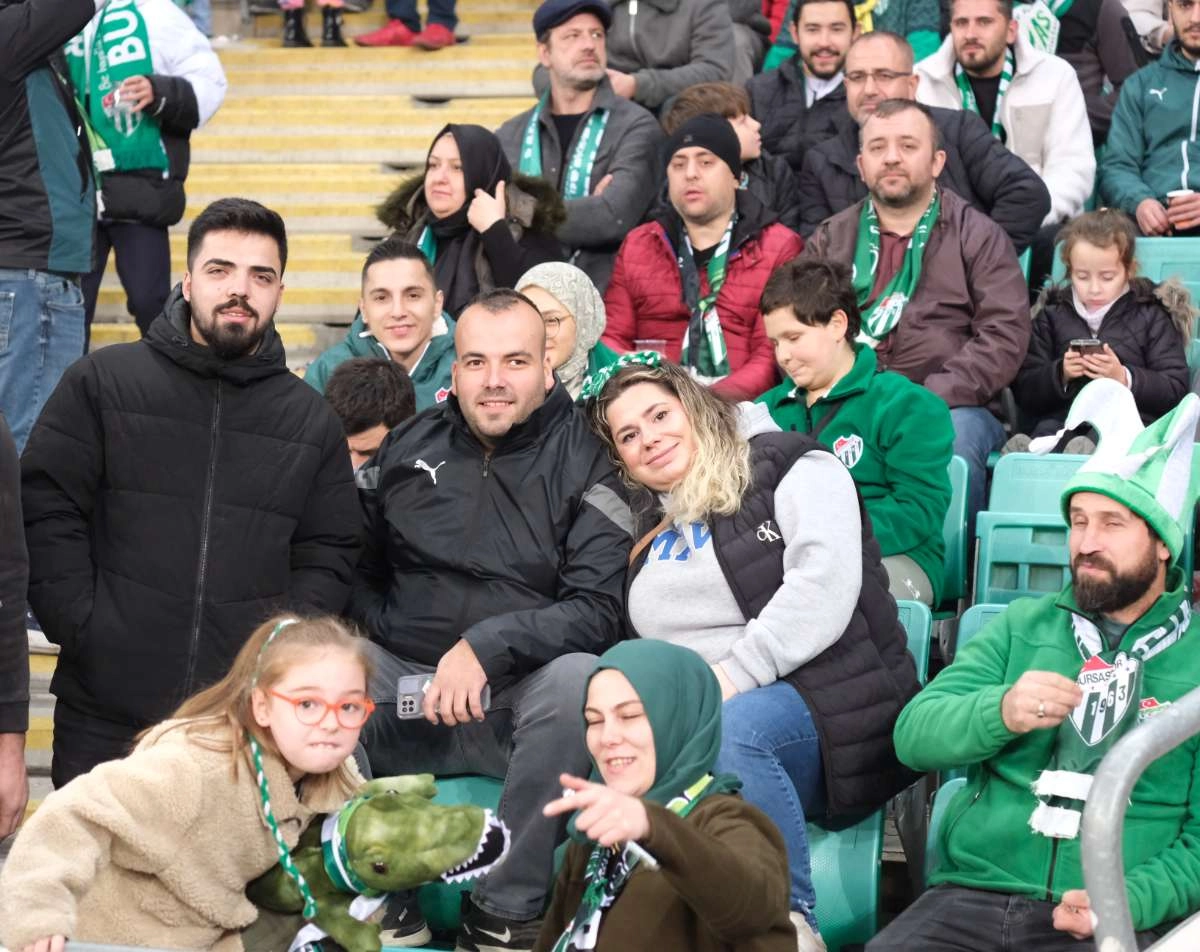 (FOTO GALERİ)Bursaspor-Aliağa FK maçından taraftar fotoğrafları