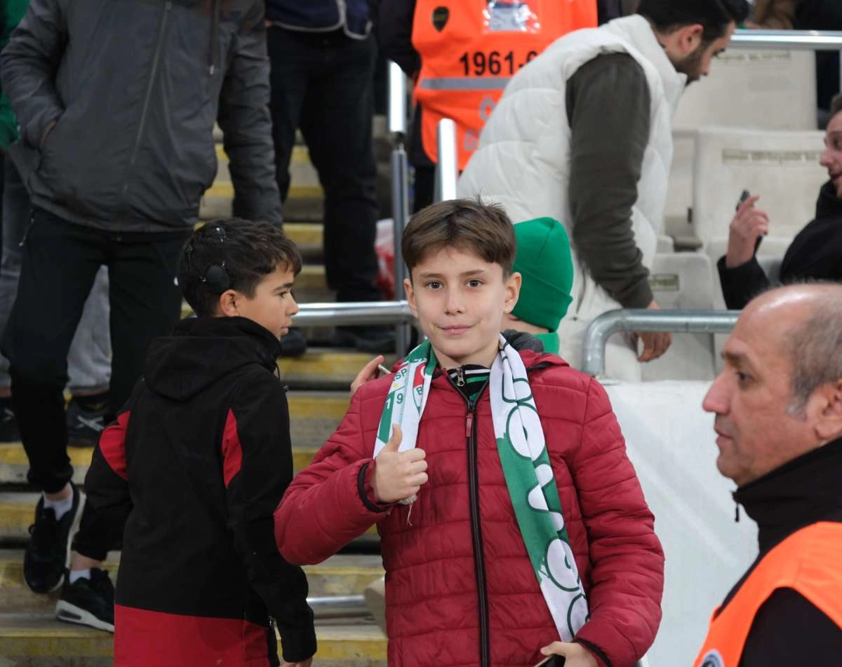 (FOTO GALERİ)Bursaspor-Aliağa FK maçından taraftar fotoğrafları