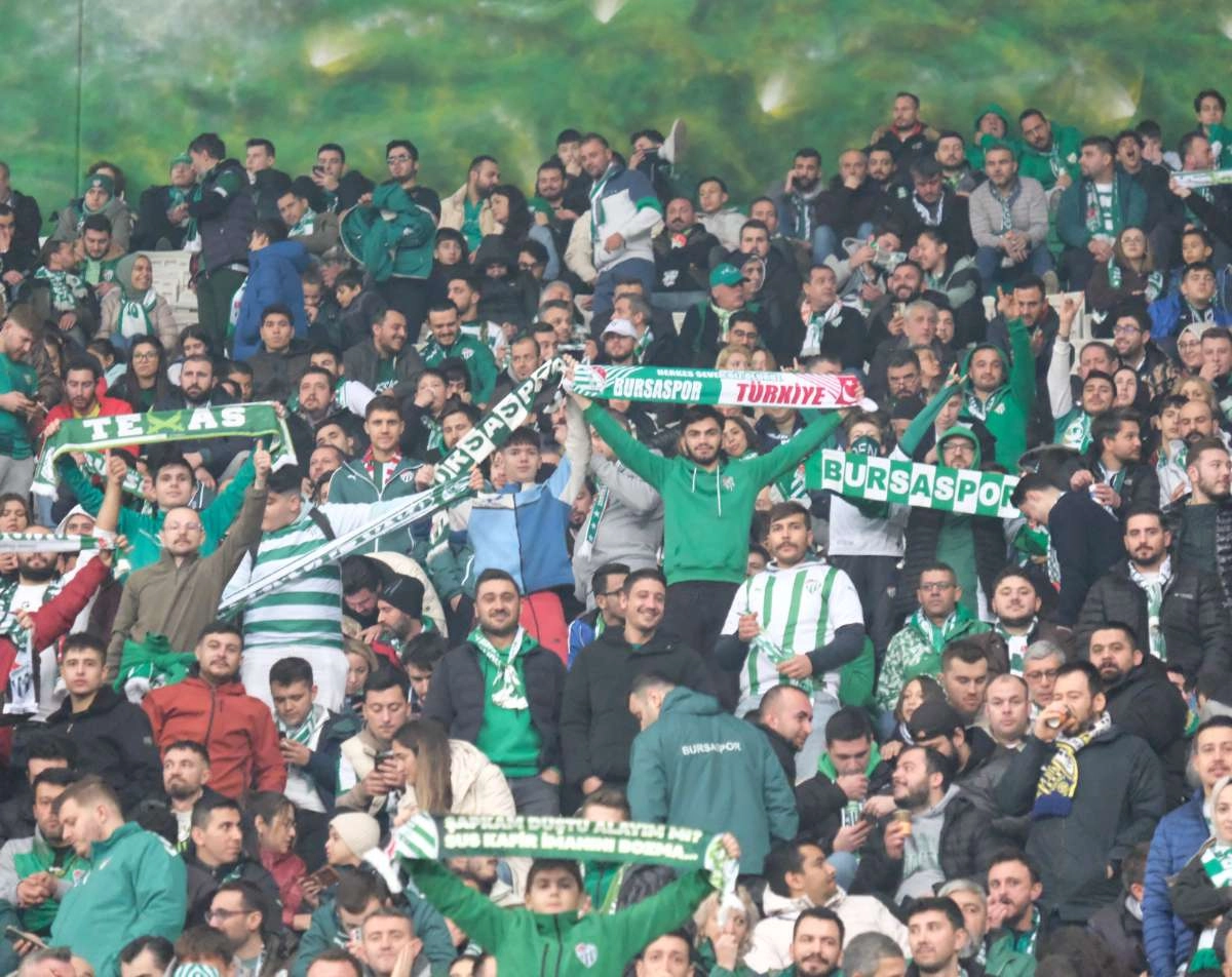 (FOTO GALERİ)Bursaspor-Aliağa FK maçından taraftar fotoğrafları