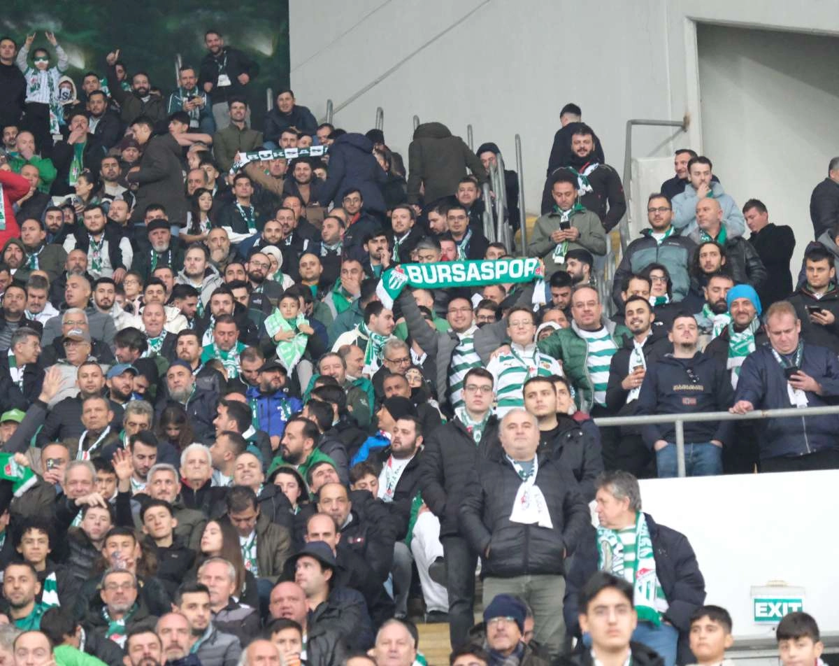 (FOTO GALERİ)Bursaspor-Aliağa FK maçından taraftar fotoğrafları