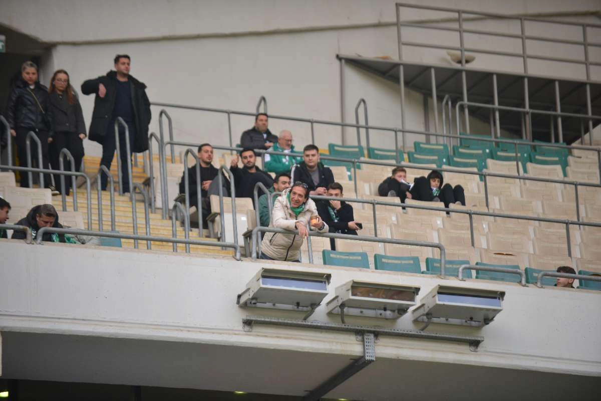 (FOTO GALERİ)Bursaspor-Aliağa FK maçından taraftar fotoğrafları