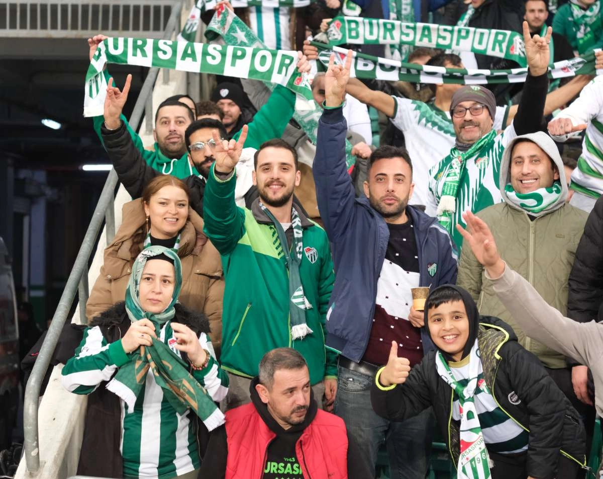 (FOTO GALERİ)Bursaspor-Aliağa FK maçından taraftar fotoğrafları