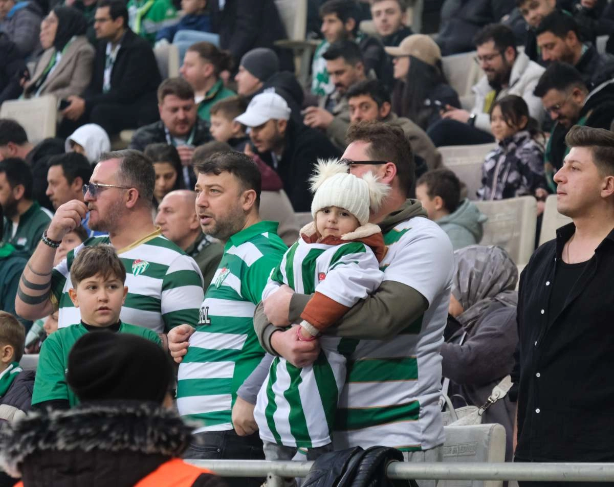 (FOTO GALERİ)Bursaspor-Aliağa FK maçından taraftar fotoğrafları