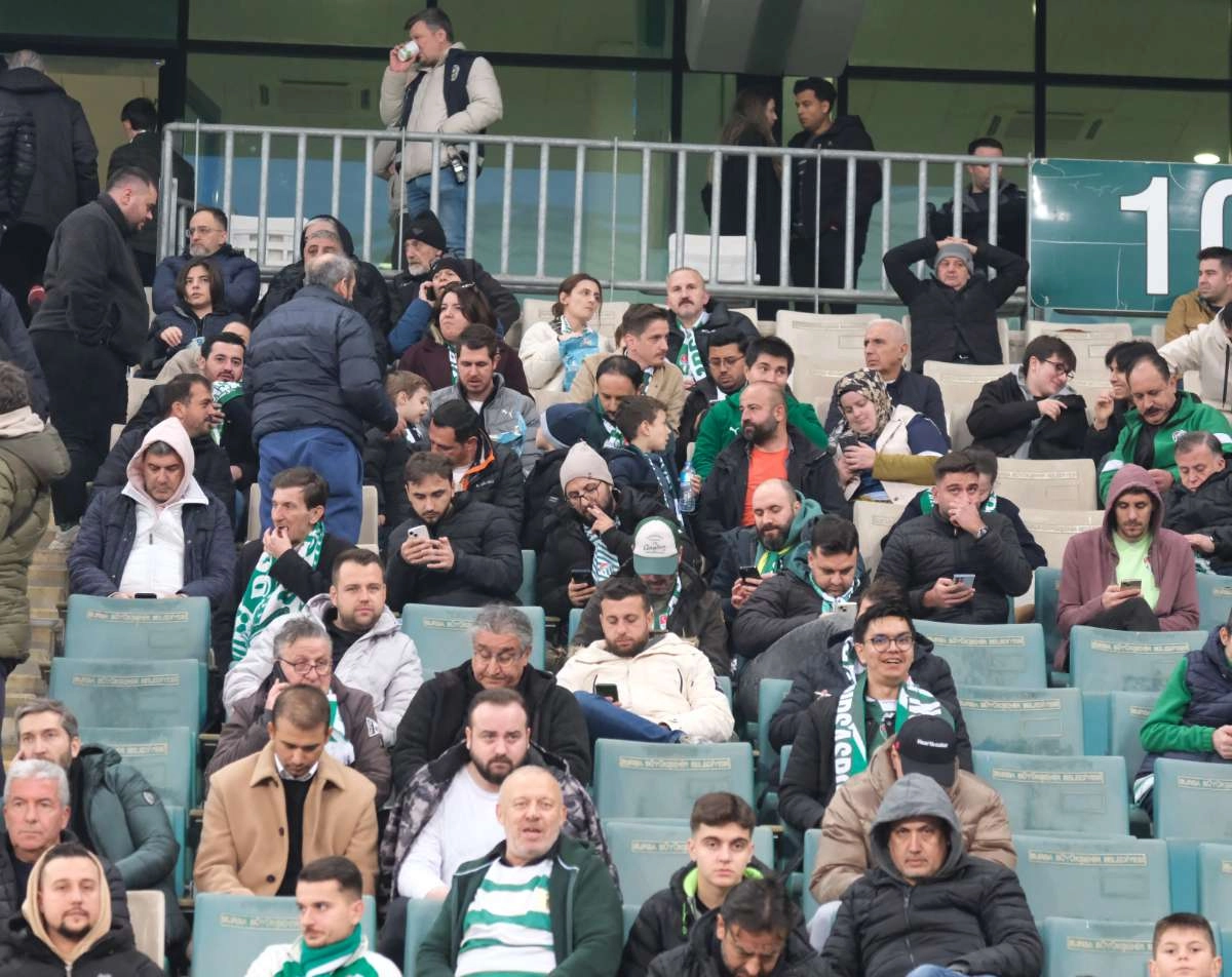 (FOTO GALERİ)Bursaspor-Aliağa FK maçından taraftar fotoğrafları