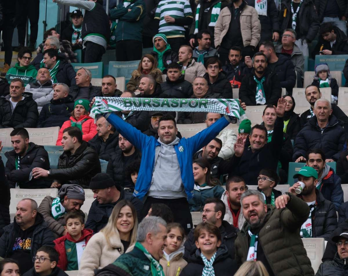 (FOTO GALERİ)Bursaspor-Aliağa FK maçından taraftar fotoğrafları