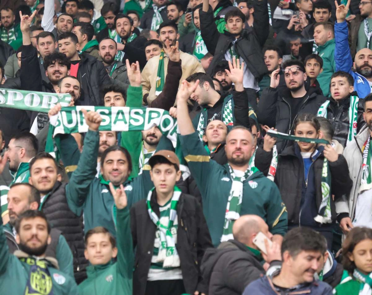 (FOTO GALERİ)Bursaspor-Aliağa FK maçından taraftar fotoğrafları