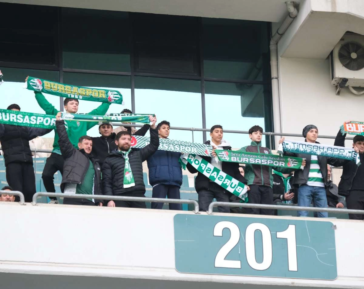 (FOTO GALERİ)Bursaspor-Aliağa FK maçından taraftar fotoğrafları