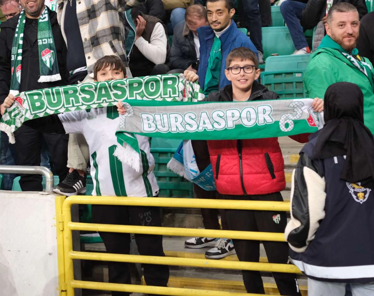 (FOTO GALERİ)Bursaspor-Aliağa FK maçından taraftar fotoğrafları
