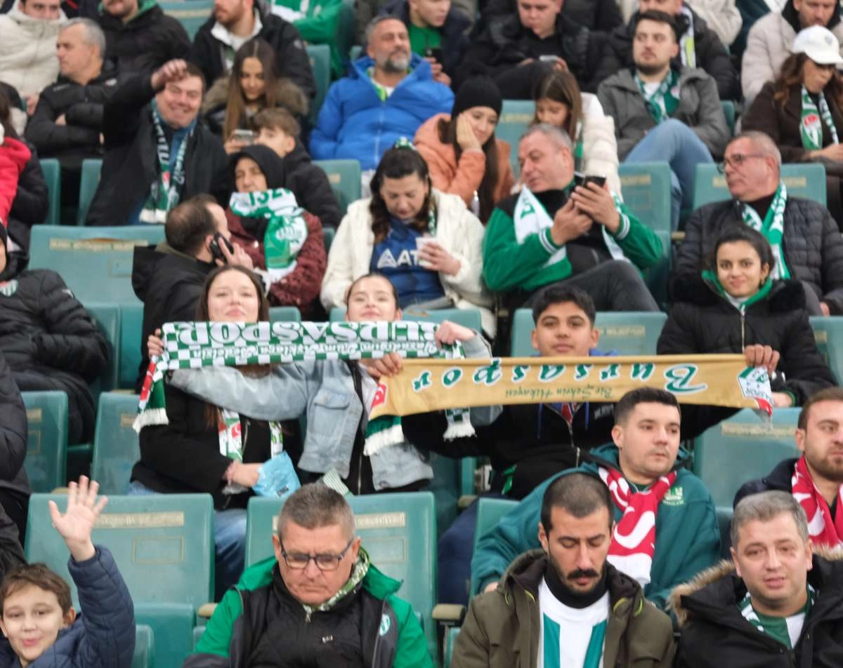 (FOTO GALERİ)Bursaspor-Aliağa FK maçından taraftar fotoğrafları