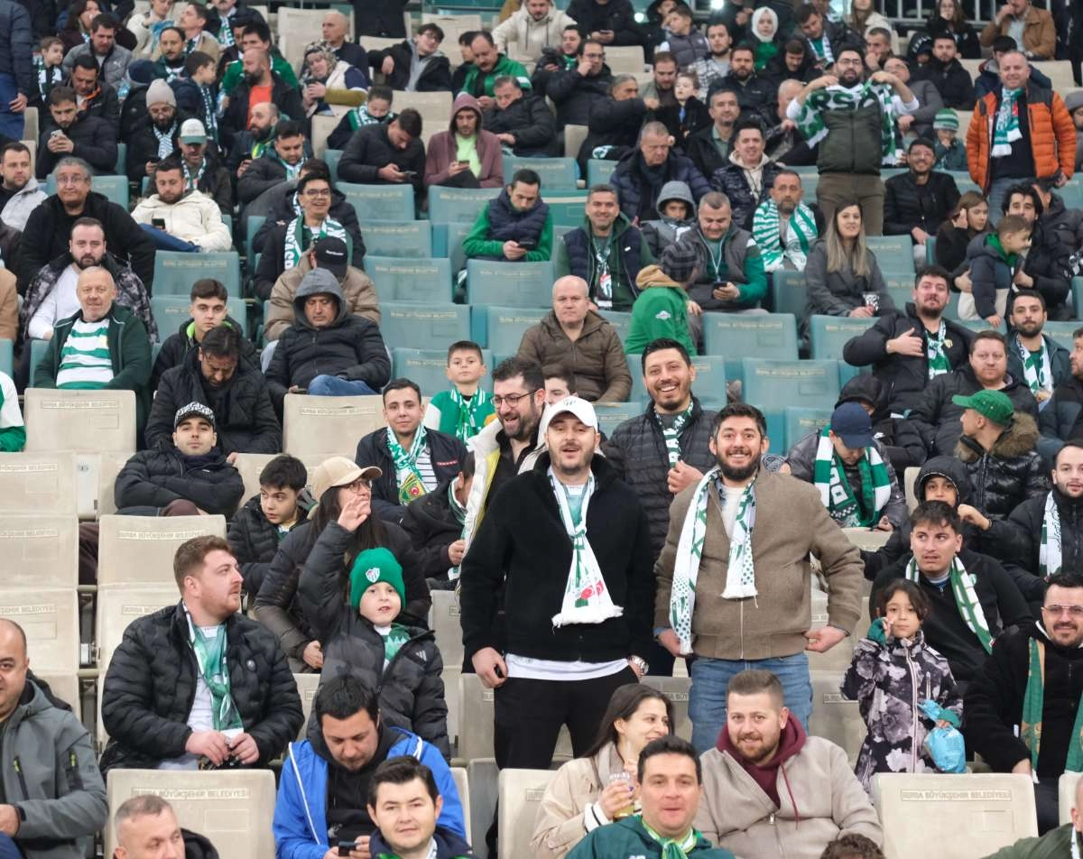 (FOTO GALERİ)Bursaspor-Aliağa FK maçından taraftar fotoğrafları