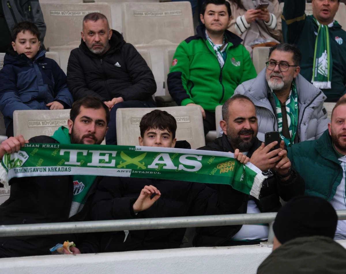 (FOTO GALERİ)Bursaspor-Aliağa FK maçından taraftar fotoğrafları