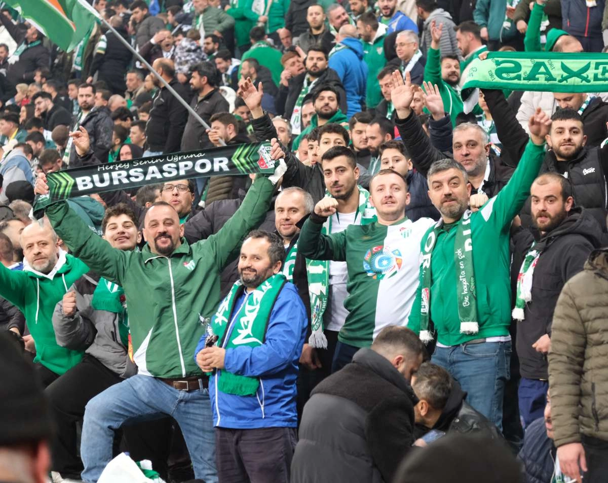 (FOTO GALERİ)Bursaspor-Aliağa FK maçından taraftar fotoğrafları