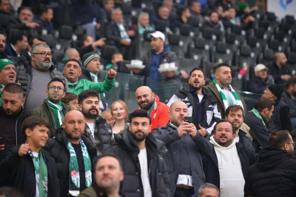(FOTO GALERİ)Bursaspor-Aliağa FK maçından taraftar fotoğrafları
