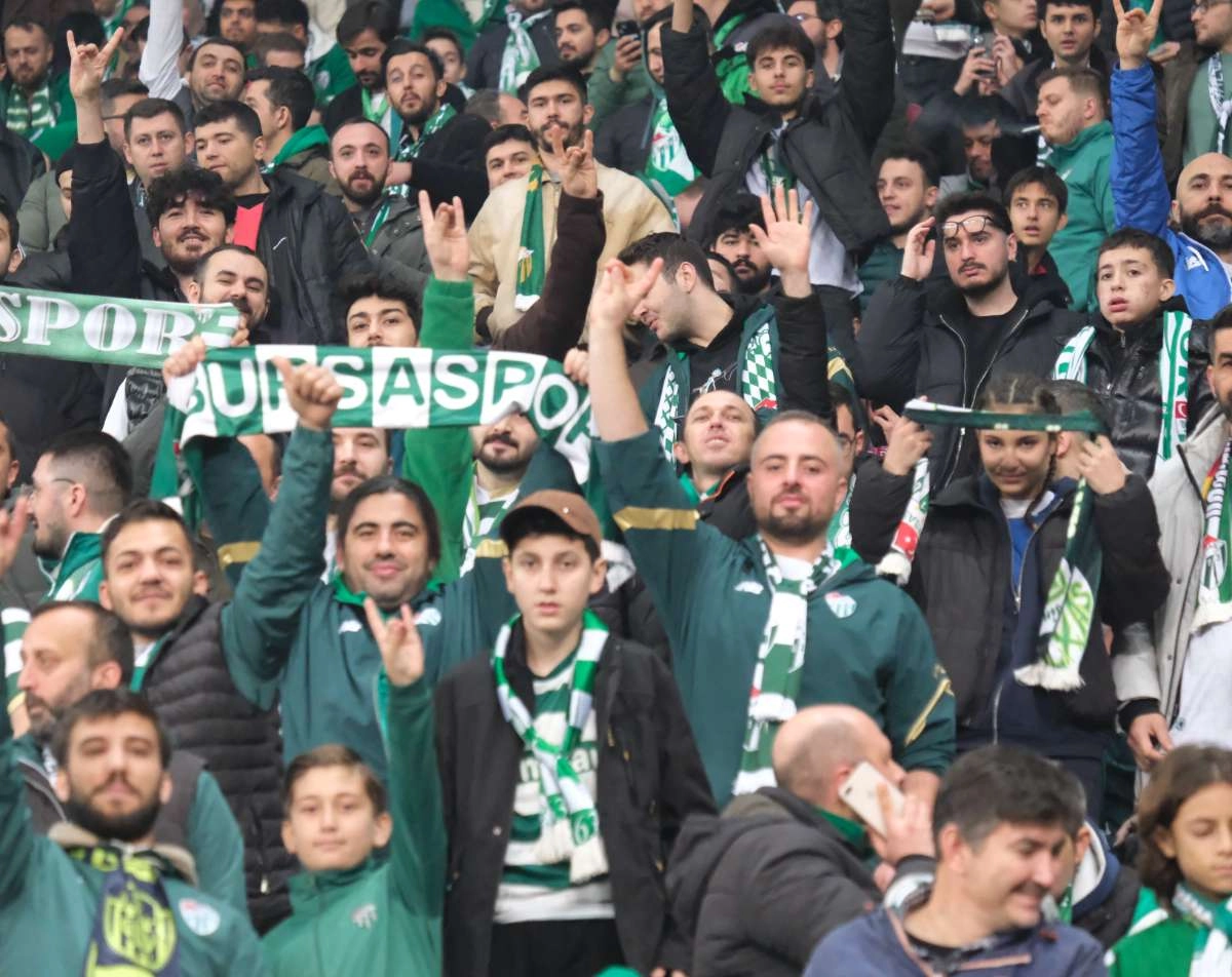 (FOTO GALERİ)Bursaspor-Aliağa FK maçından taraftar fotoğrafları