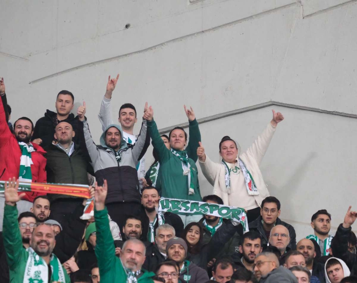 (FOTO GALERİ)Bursaspor-Aliağa FK maçından taraftar fotoğrafları