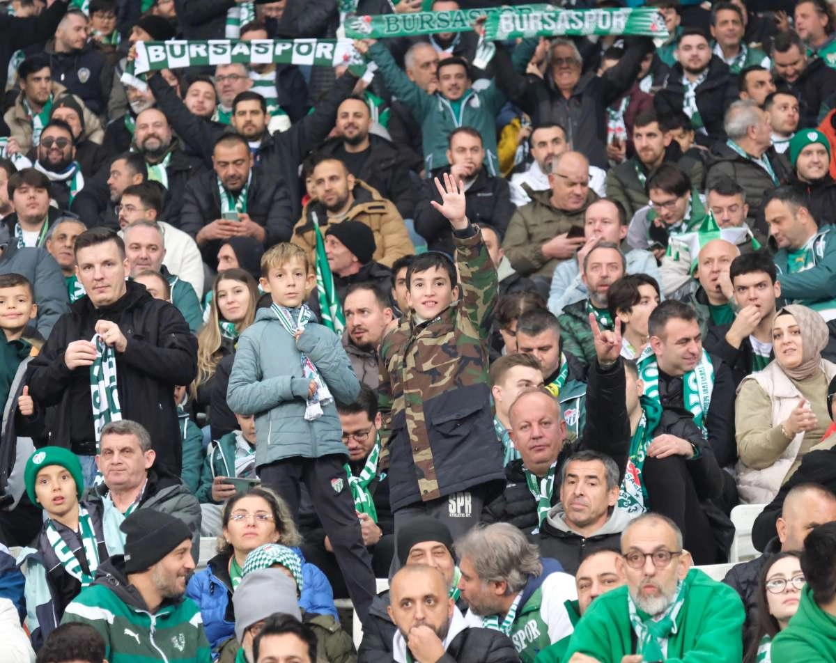 (FOTO GALERİ)Bursaspor-Aliağa FK maçından taraftar fotoğrafları