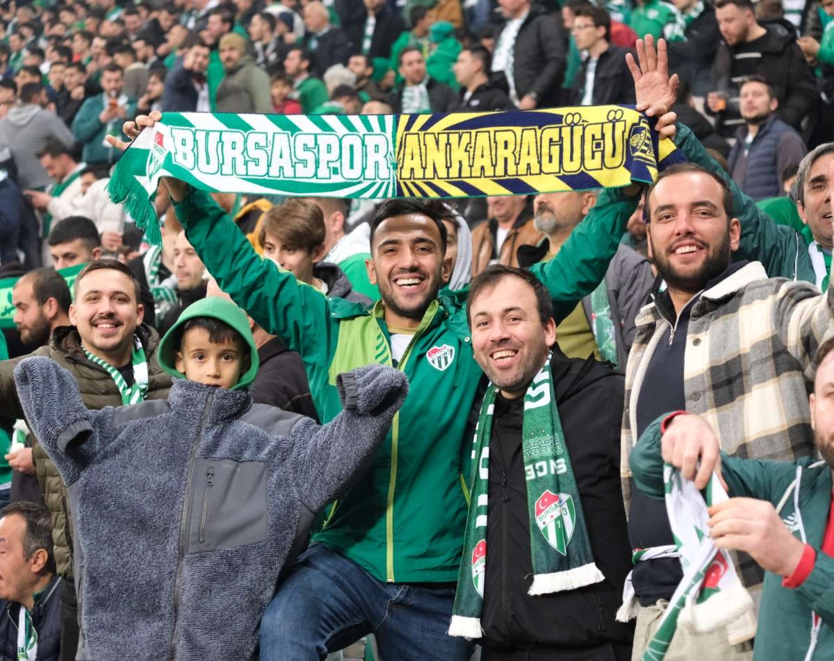 (FOTO GALERİ)Bursaspor-Aliağa FK maçından taraftar fotoğrafları