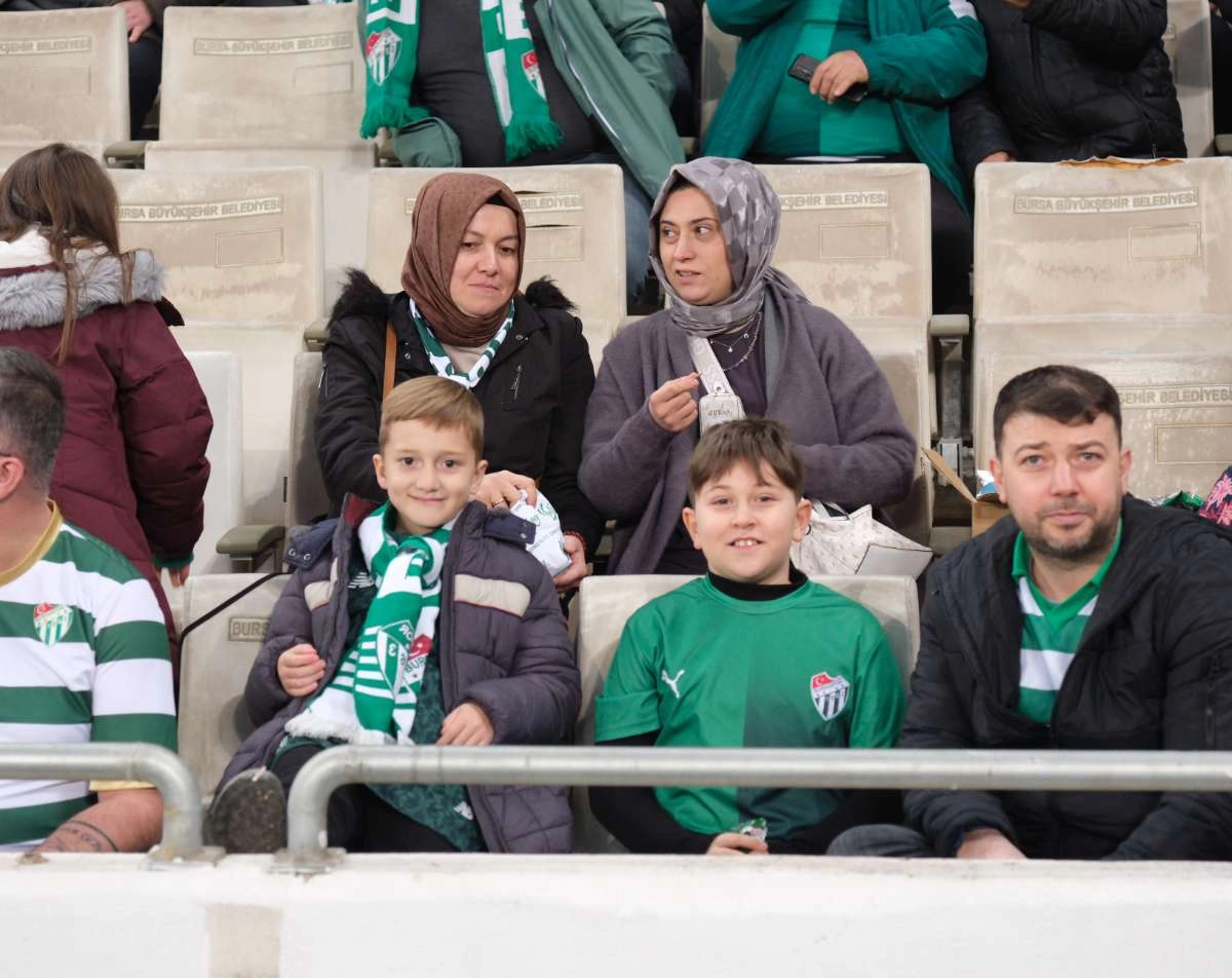 (FOTO GALERİ)Bursaspor-Aliağa FK maçından taraftar fotoğrafları