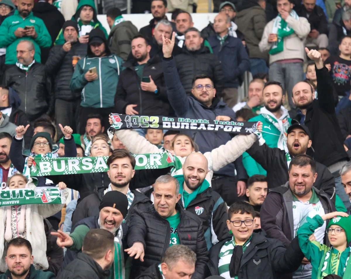 (FOTO GALERİ)Bursaspor-Aliağa FK maçından taraftar fotoğrafları