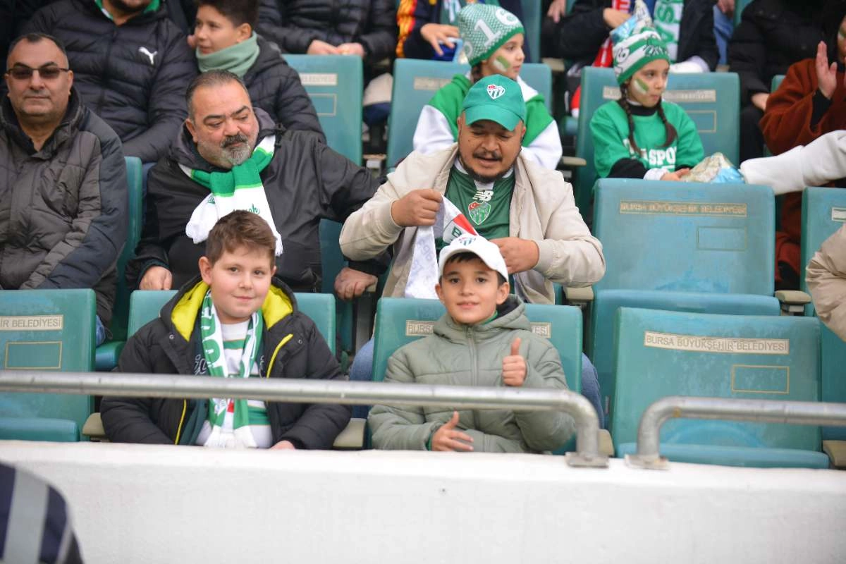 (FOTO GALERİ)Bursaspor-Aliağa FK maçından taraftar fotoğrafları