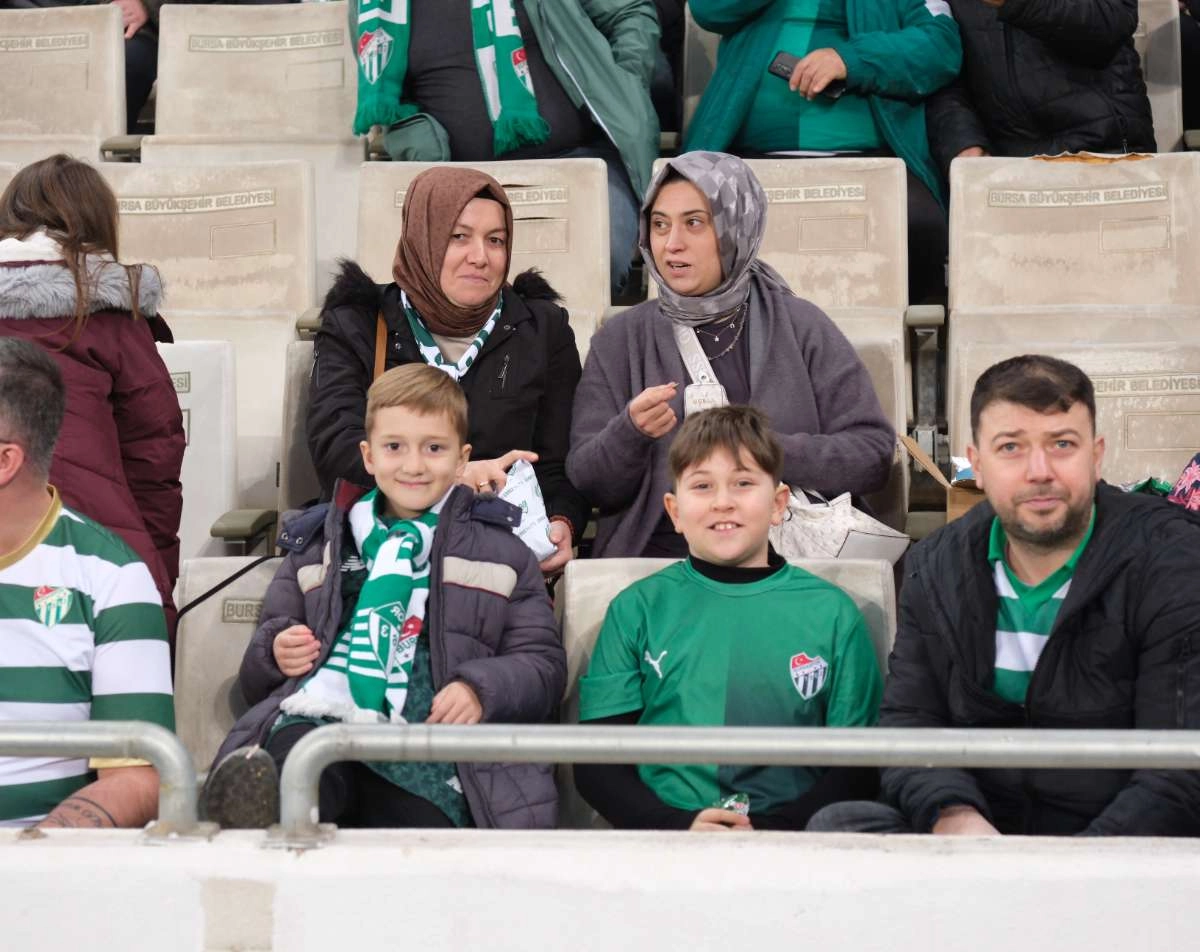 (FOTO GALERİ)Bursaspor-Aliağa FK maçından taraftar fotoğrafları