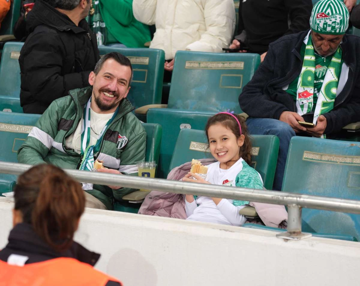 (FOTO GALERİ)Bursaspor-Aliağa FK maçından taraftar fotoğrafları