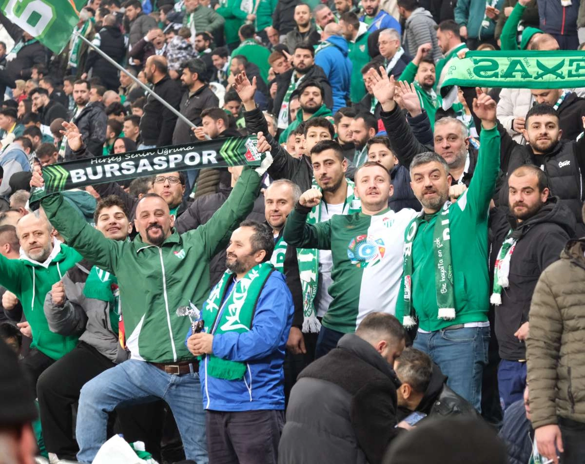 (FOTO GALERİ)Bursaspor-Aliağa FK maçından taraftar fotoğrafları