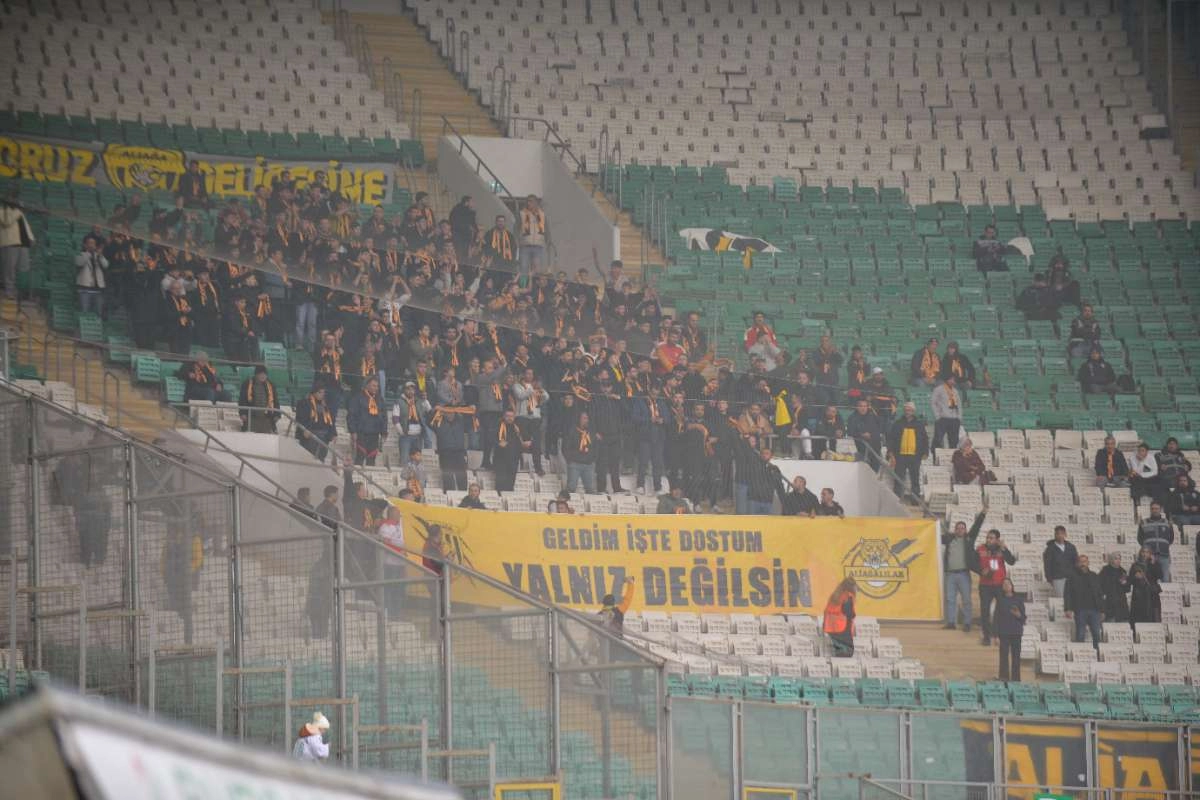 (FOTO GALERİ)Bursaspor-Aliağa FK maçından taraftar fotoğrafları