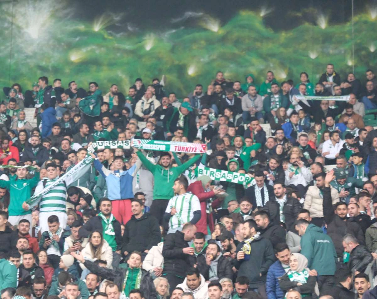 (FOTO GALERİ)Bursaspor-Aliağa FK maçından taraftar fotoğrafları