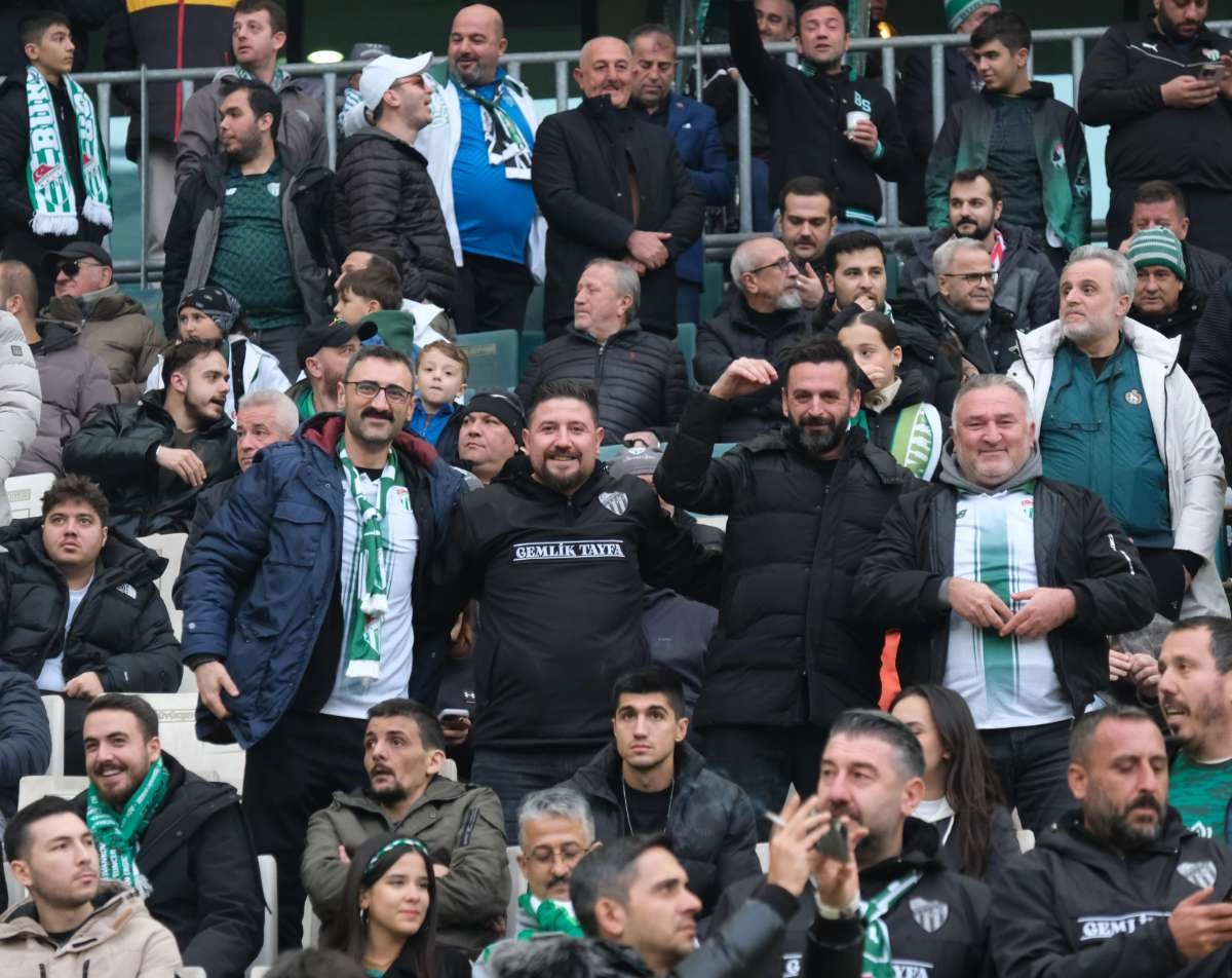(FOTO GALERİ)Bursaspor-Aliağa FK maçından taraftar fotoğrafları