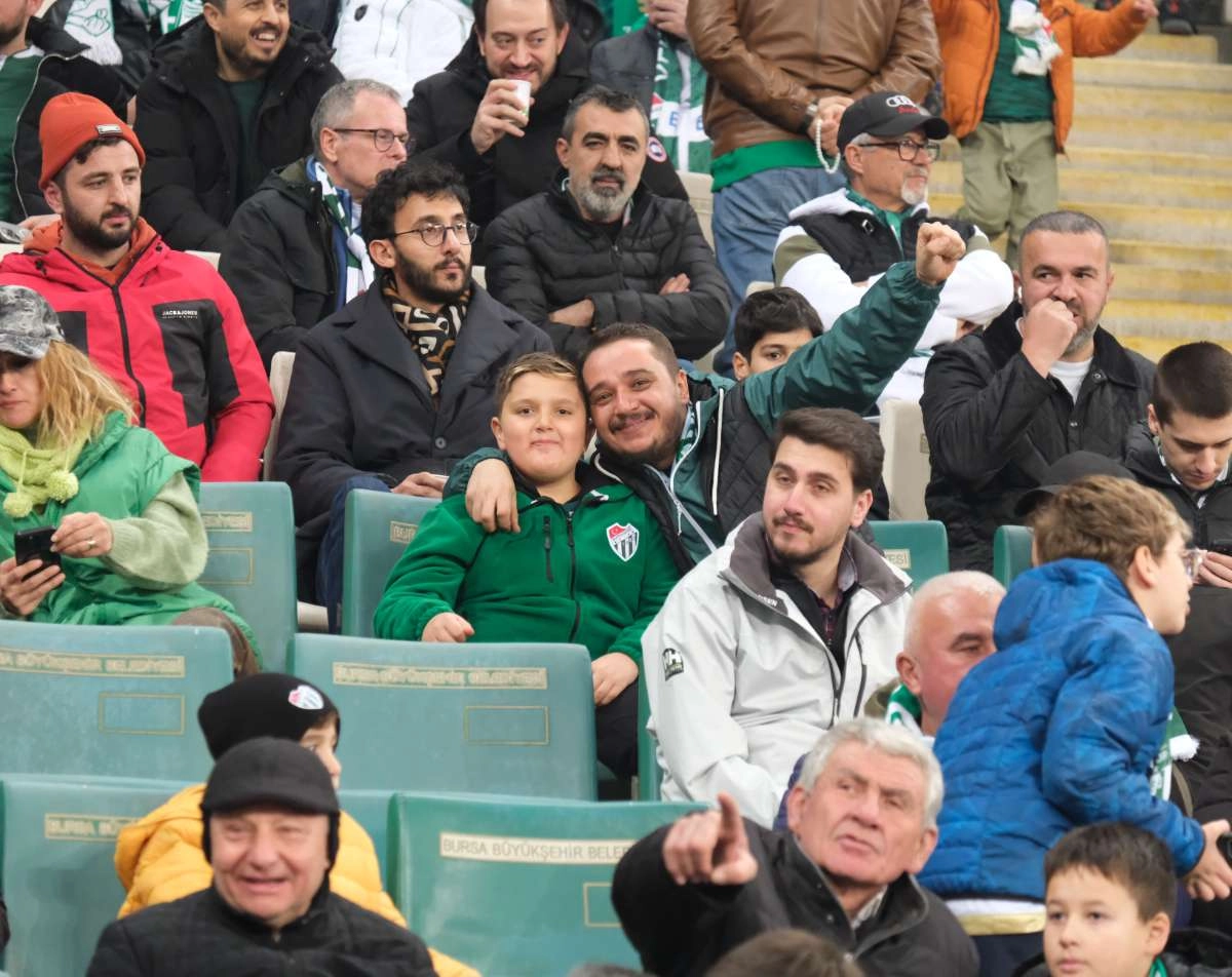 (FOTO GALERİ)Bursaspor-Aliağa FK maçından taraftar fotoğrafları