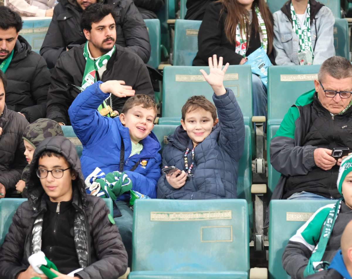 (FOTO GALERİ)Bursaspor-Aliağa FK maçından taraftar fotoğrafları