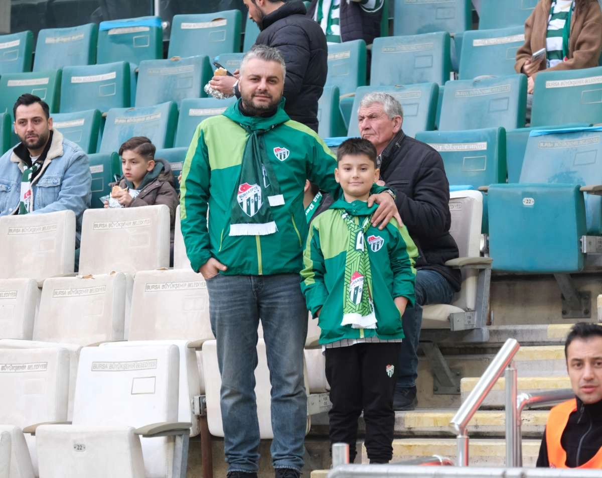 (FOTO GALERİ)Bursaspor-Aliağa FK maçından taraftar fotoğrafları