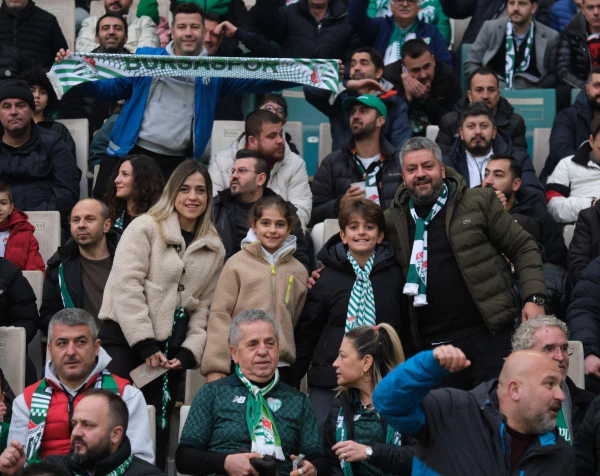 (FOTO GALERİ)Bursaspor-Aliağa FK maçından taraftar fotoğrafları