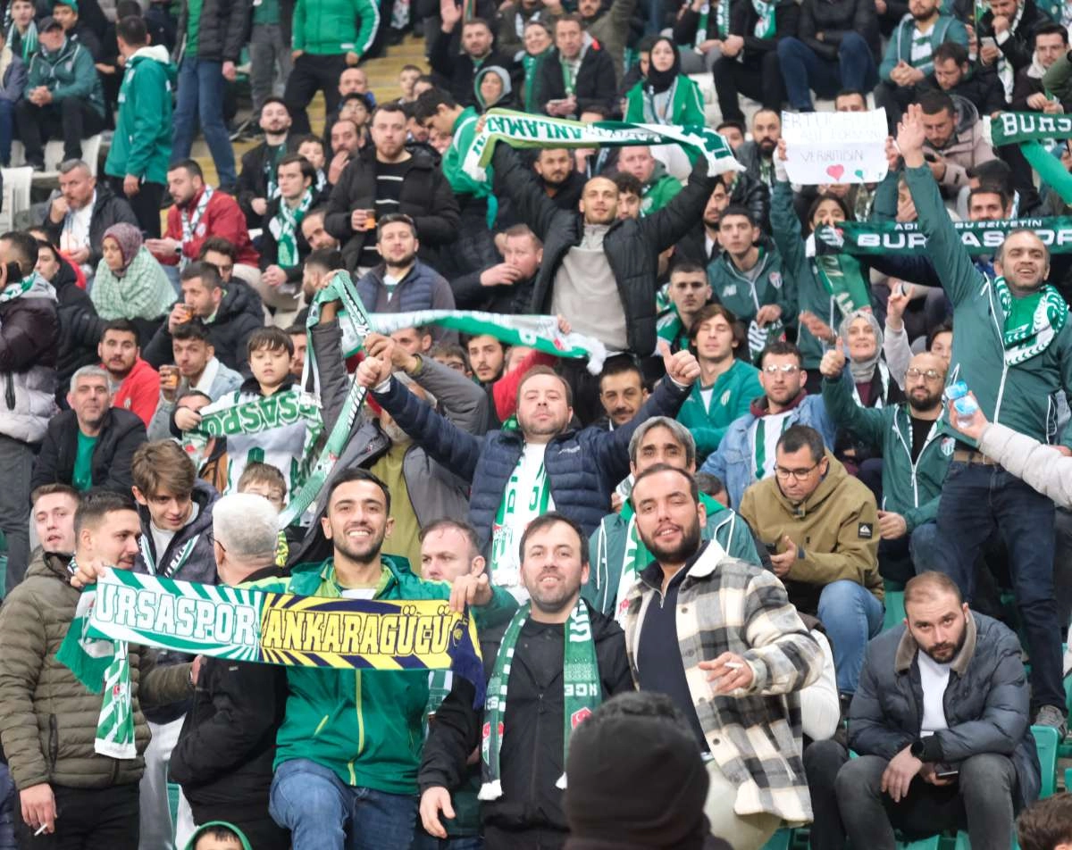 (FOTO GALERİ)Bursaspor-Aliağa FK maçından taraftar fotoğrafları
