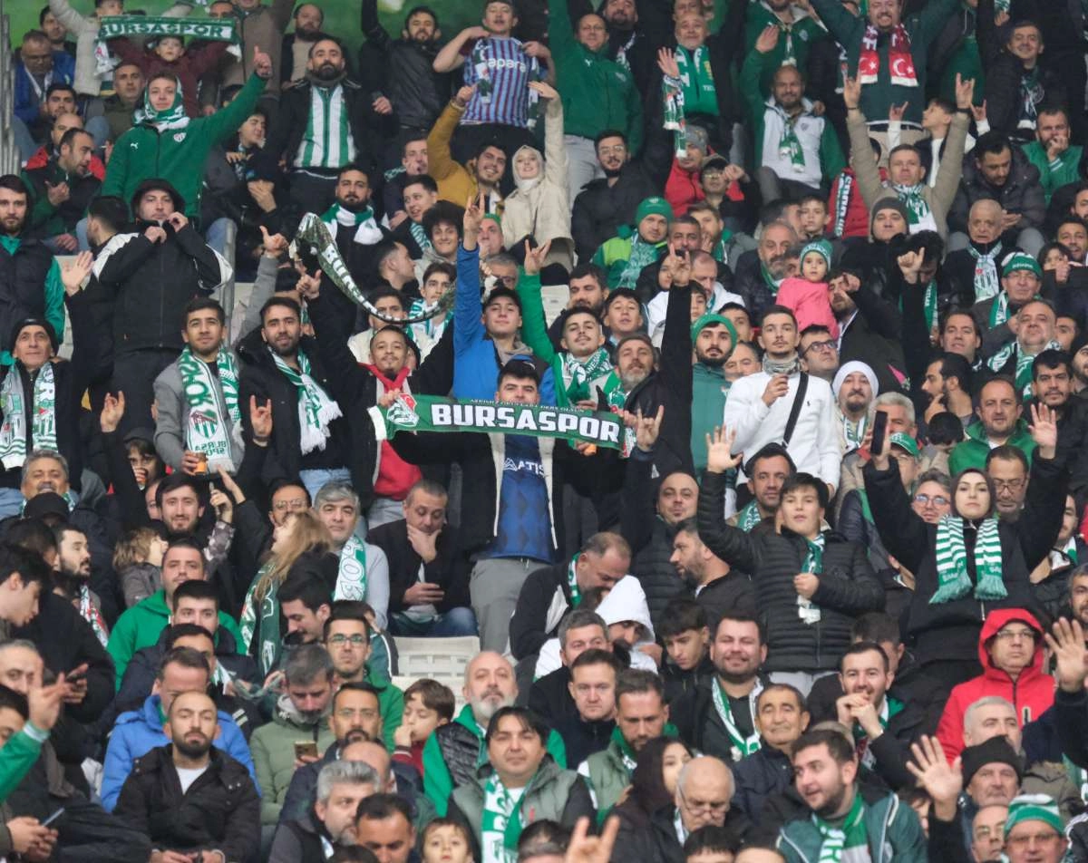 (FOTO GALERİ)Bursaspor-Aliağa FK maçından taraftar fotoğrafları