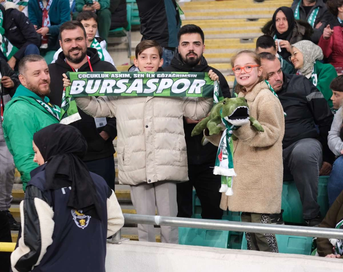 (FOTO GALERİ)Bursaspor-Aliağa FK maçından taraftar fotoğrafları