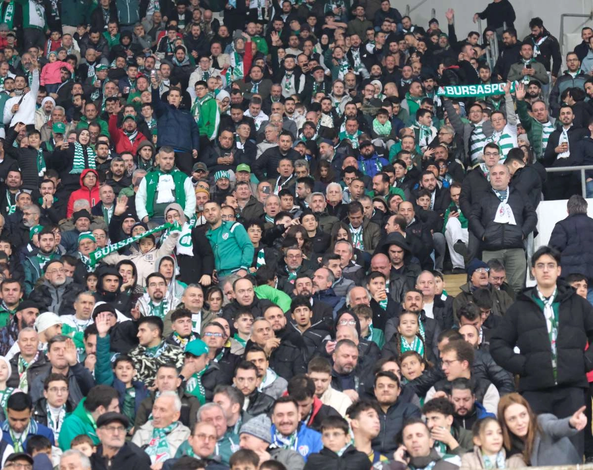 (FOTO GALERİ)Bursaspor-Aliağa FK maçından taraftar fotoğrafları